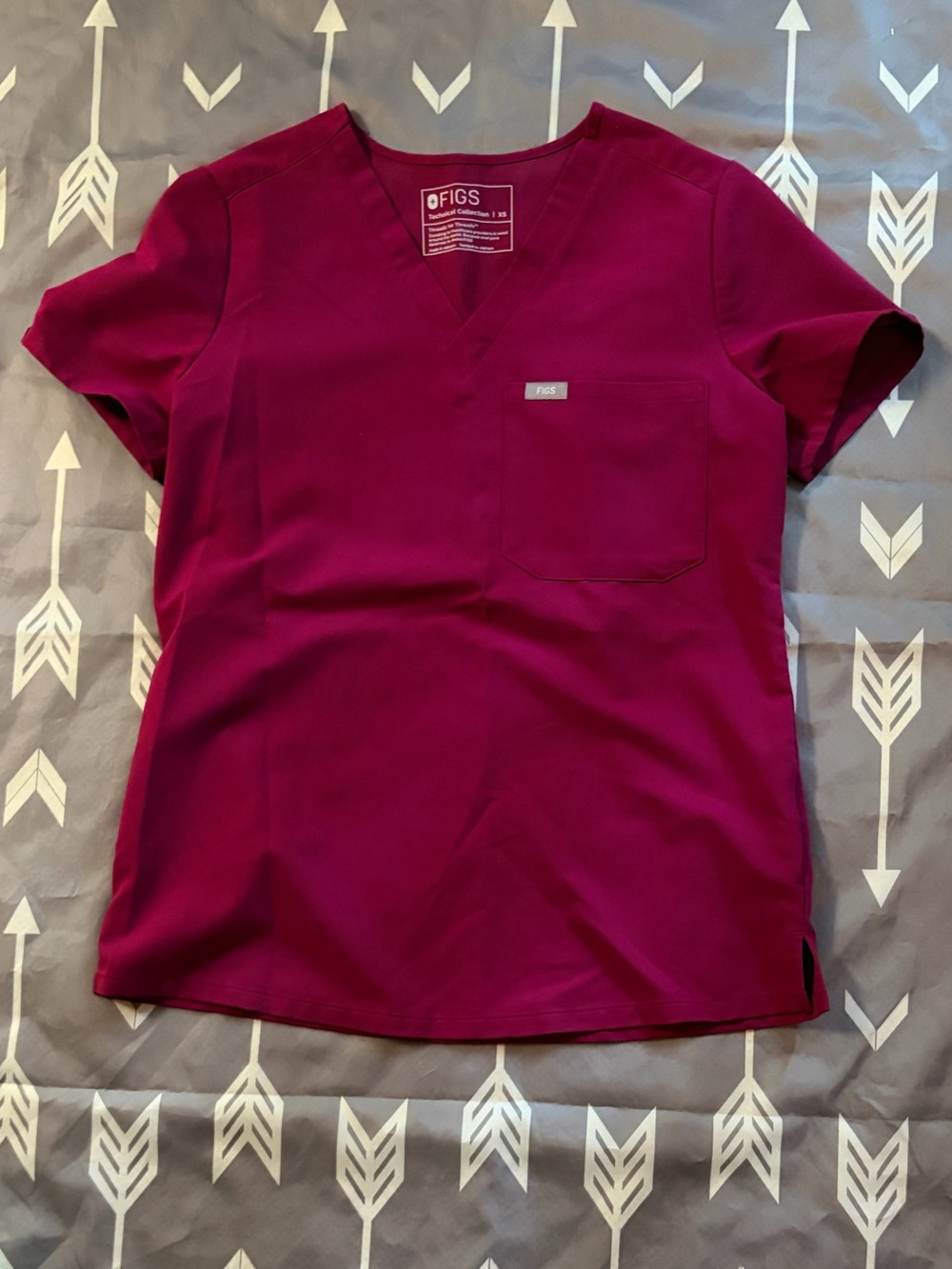 Figs Women’s Xs catarina V-Neck in dark magenta